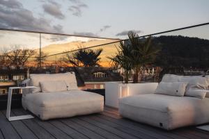 - un balcon avec 2 lits et une table sur une terrasse dans l'établissement Historical Luxury Homes - Exclusive Selection, à Fribourg-en-Brisgau