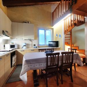 OnoreにあるLa Casa di Angiのキッチン(テーブル、椅子付)、階段付きのキッチン