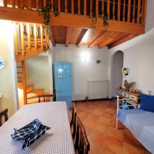 ein Wohnzimmer mit einem Tisch und einem blauen Kühlschrank in der Unterkunft La Casa di Angi in Onore