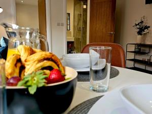 Imagine din galeria proprietății Pass the Keys Flat 3 · Stylish Modern Apt with Patio în Telford