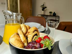 Imagine din galeria proprietății Pass the Keys Flat 3 · Stylish Modern Apt with Patio în Telford