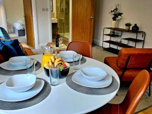 Imagine din galeria proprietății Pass the Keys Flat 3 · Stylish Modern Apt with Patio în Telford