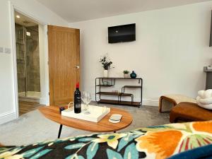 Imagine din galeria proprietății Pass the Keys Flat 3 · Stylish Modern Apt with Patio în Telford