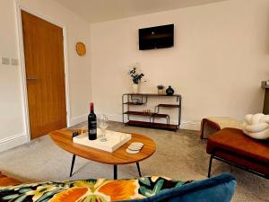 Imagine din galeria proprietății Pass the Keys Flat 3 · Stylish Modern Apt with Patio în Telford