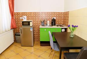 Kuchyň nebo kuchyňský kout v ubytování Makotel Apartmanház
