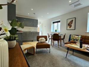 Imagine din galeria proprietății Pass the Keys Flat 3 · Stylish Modern Apt with Patio în Telford