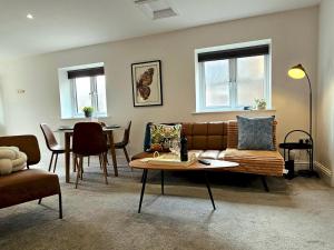 Imagine din galeria proprietății Pass the Keys Flat 3 · Stylish Modern Apt with Patio în Telford
