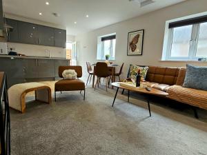 Imagine din galeria proprietății Pass the Keys Flat 3 · Stylish Modern Apt with Patio în Telford