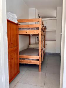 een stapelbed in een kamer met een stapelbed in een kamer bij Flat with Terrace & Pool in Mondello +11 foto's