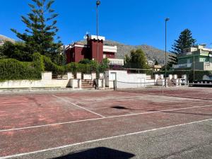 een tennisbaan voor een gebouw bij Flat with Terrace & Pool in Mondello