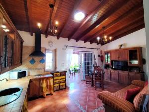 Virtuvė arba virtuvėlė apgyvendinimo įstaigoje Your Island Finca Picacho D