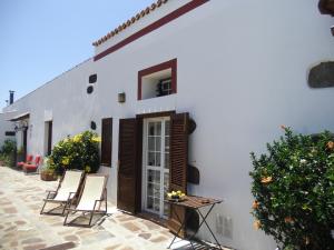 - un bâtiment blanc avec des chaises et une table sur la terrasse dans l'établissement Your Island Finca Picacho D, à Tegueste