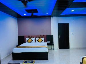 Ліжко або ліжка в номері Goroomgo Hotel Imperial Varanasi - Wonderfull Stay with Family