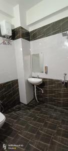 bagno con lavandino e specchio di Goroomgo Hotel Imperial Varanasi - Wonderfull Stay with Family a Varanasi