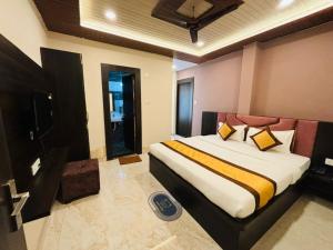 1 dormitorio con 1 cama grande en una habitación en Goroomgo Hotel Imperial Varanasi - Wonderfull Stay with Family en Varanasi