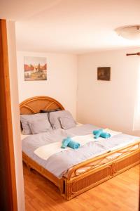 a bedroom with a bed with two towels on it at Európa Szíve vendégház in Tállya