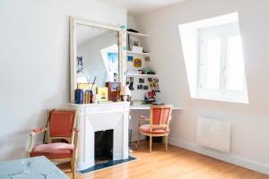 a living room with a mirror and a fireplace at Cozy studio 2 steps from the Eiffel Tower in Paris