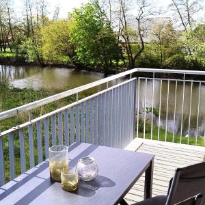 einen Tisch auf einer Terrasse mit Flussblick in der Unterkunft 48 1 M Seestern in Wangerland