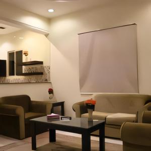 أجنحة منازل معالي في الرياض: غرفة معيشة مع أريكة وطاولة