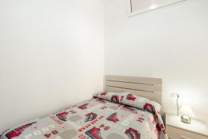 um quarto com uma cama com um edredão e 2 almofadas em Casa Prataccio em Prataccio