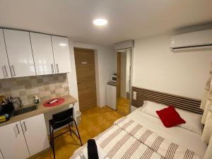 a small bedroom with a bed and a kitchen at Habitaciones con baño y cocina privada in Valencia