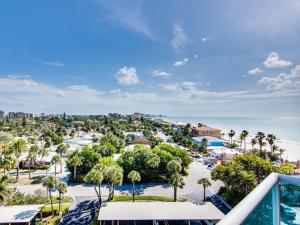 Una vista aérea de un resort con palmeras y el océano. en Regatta Beach Club S614, en Clearwater Beach