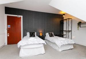 Postel nebo postele na pokoji v ubytování Carlton Hotel