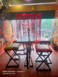 jadalnia ze stołem, krzesłami i rowerem w obiekcie Hotel 27 degree w mieście Dhanbad
