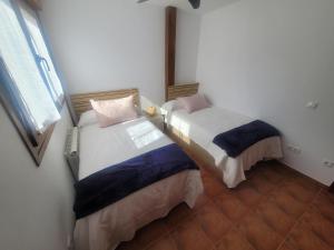 a room with two beds in a room at Precioso Bajo con Jardin y Parking in Miengo