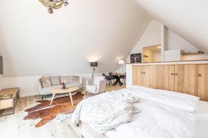 - une chambre avec un lit et un salon dans l'établissement Ferienwohnung Wiking-Koje 10 Schleswig, à Schleswig