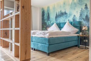 ein Schlafzimmer mit einem blauen Bett und einem Gemälde an der Wand in der Unterkunft Ferienwohnung Wiking-Koje 4 Schleswig in Schleswig