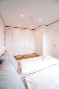 Ένα ή περισσότερα κρεβάτια σε δωμάτιο στο Apartment am neuen Teich -Balkon- 4 Personen -Waschmaschine