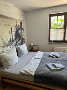 um quarto com uma cama com duas toalhas em Gasthof Ostwind - ferienwohnungen & meer em Steffenshagen