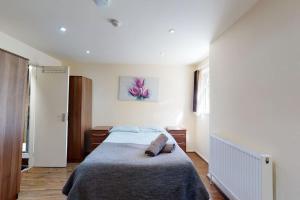 Un dormitorio con una cama con una toalla. en studio 69, en Londres