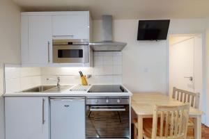 cocina con fregadero y mesa de madera en studio 69, en Londres