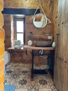 ein Bad mit einem Waschbecken und einem Spiegel in der Unterkunft Casona Ananda in Firavitoba