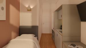 een kleine slaapkamer met 2 bedden en een keuken bij Hotel Kredell in Neckargemünd