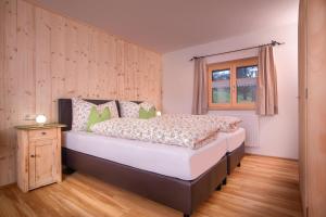 a bedroom with a bed and a window at Annas Muntafuner Hus in Schruns-Tschagguns