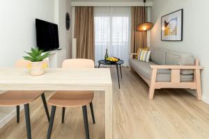sala de estar con sofá y mesa en Hotel LIVVO Anamar Suites en Playa del Ingles