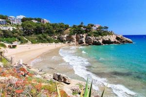 a view of a beach with the ocean and buildings at Apartamento Casa Yaya al lado de Port Aventura in Vila-seca