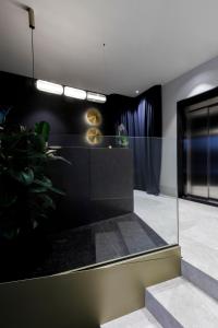 una parete di vetro in una stanza con una pianta di Palazzo Bellezia Luxury Suites a Torino