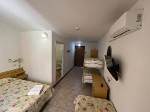 een kleine kamer met 2 bedden en een televisie bij HOTEL ITALIACERVIA Free Breakfast in Cervia