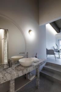 un bagno con due lavandini su un bancone in marmo di Palazzo Bellezia Luxury Suites a Torino