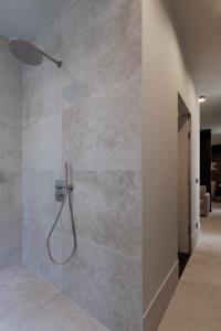 bagno con doccia e tubo di Palazzo Bellezia Luxury Suites a Torino