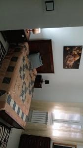 康斯坦丁的住宿－Appartement meublé，天花板房间的楼梯