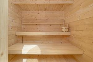 un sauna vide avec des murs en bois et du parquet dans l'établissement Sunny Hills Villas - Kołobrzeg by Jantar Apartamenty, à Kołobrzeg
