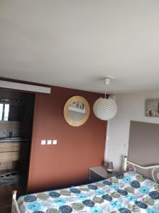 Łóżko lub łóżka w pokoju w obiekcie F2 EXTERIEUR LIT KING SIZE