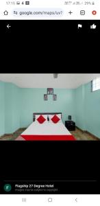 zdjęcie sypialni z łóżkiem z czerwonymi poduszkami w obiekcie Hotel 27 degree w mieście Dhanbad