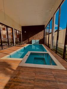 una piscina en medio de una casa en Ape duplex fascinante StoAntonio, en Santo Antônio do Pinhal
