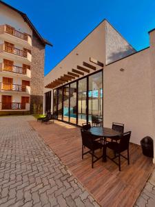 Un patio con mesa y sillas y un edificio. en Ape duplex fascinante StoAntonio, en Santo Antônio do Pinhal 62 fotos más